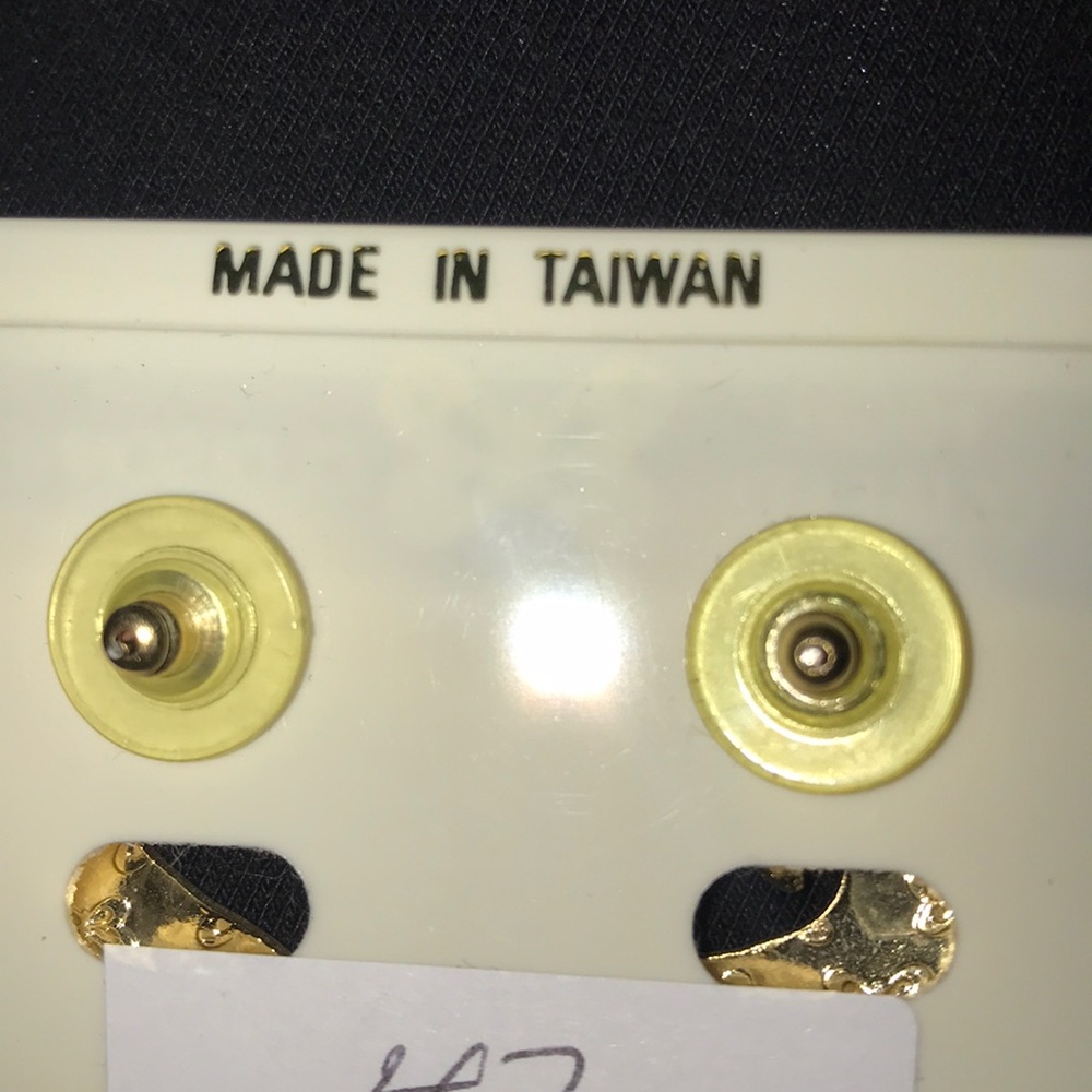 👍🏻Dolphin Earrings! 3 for $7 - Picture 2 of 3